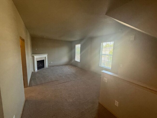 Building Photo - Cute 3 Bedroom 3 Story in "Village Commons"!!
