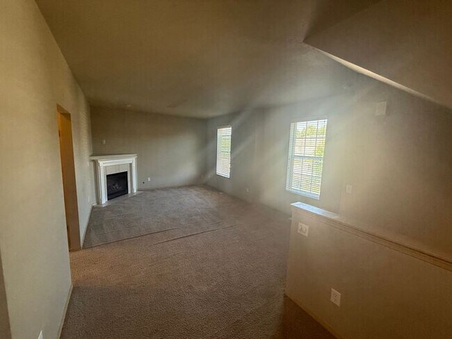 Foto del edificio - Cute 3 Bedroom 3 Story in "Village Commons"!!