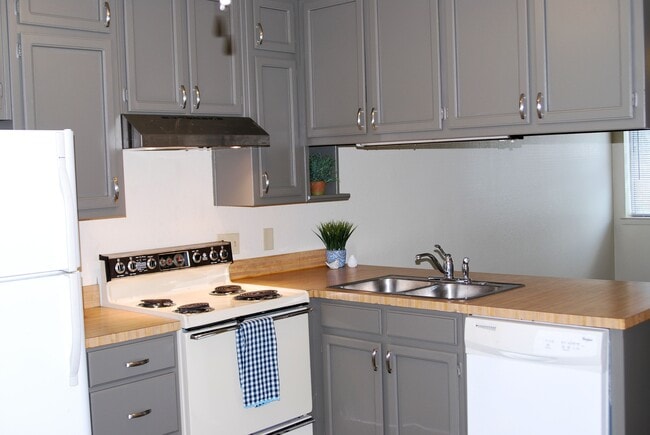 full kitchen - 724 S Welch St