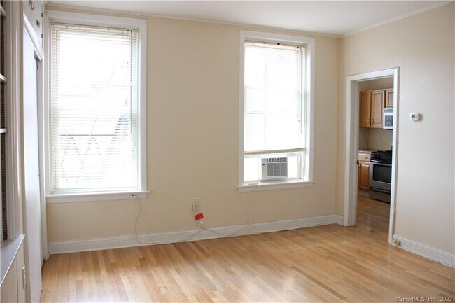 Building Photo - 268 College St