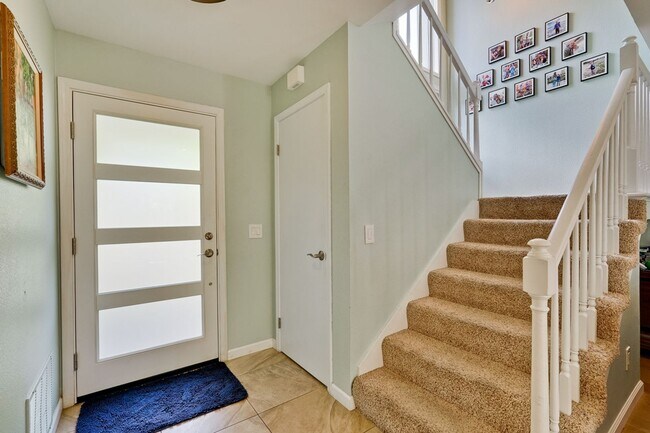Foto del edificio - Large 3 Bed 2.5 Bath Townhome walking dist...
