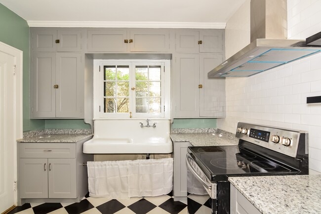 Building Photo - 969 St Clair Ave