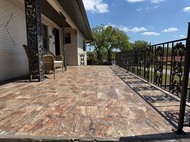 Foto del edificio - 5418 Riverhills Dr