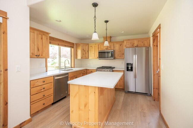 Building Photo - Beautifully remodeled single level home in...