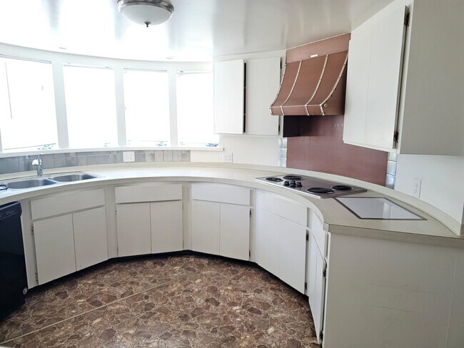 Cocina - 25153 N Center St