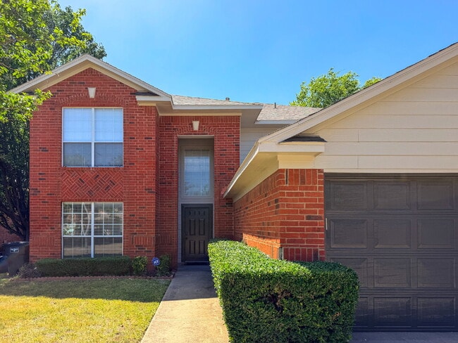 Building Photo - 4-Bedroom, 2.5-Bath, 2 Story Home in Fort Worth!