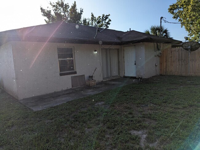 Building Photo - 462 Country Ln Dr