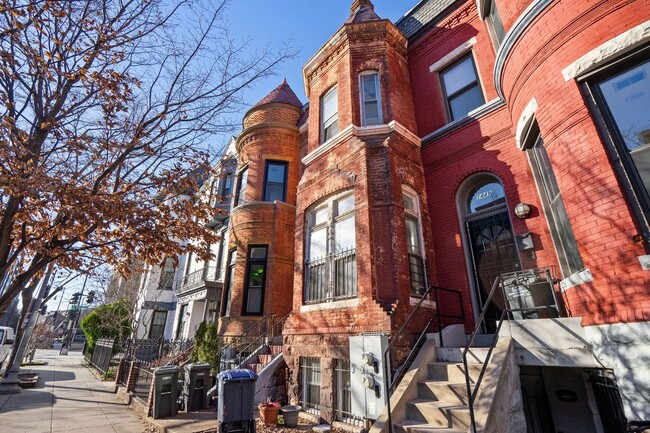 Building Photo - Available Now! 3 bedroom, 1.5 bathrooms hi...