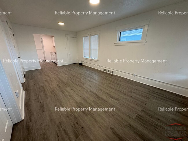 Building Photo - 215 N 6th Ave