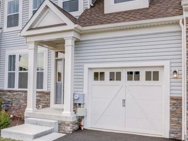 Building Photo - 3 Bedroom Townhome in Middletown
