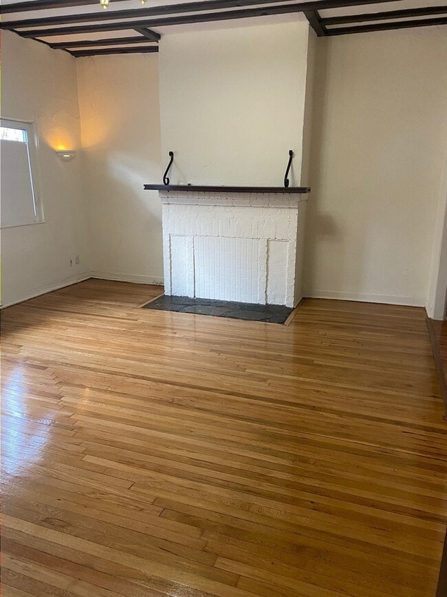 Building Photo - GORGEOUS ONE BEDROOM IN BAYSIDE