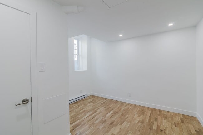 Building Photo - 2100 Rue du Fort