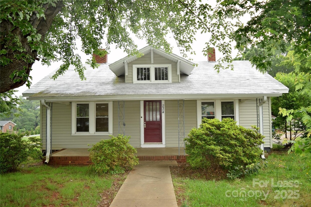 Foto principal - 234 N Eastway Dr