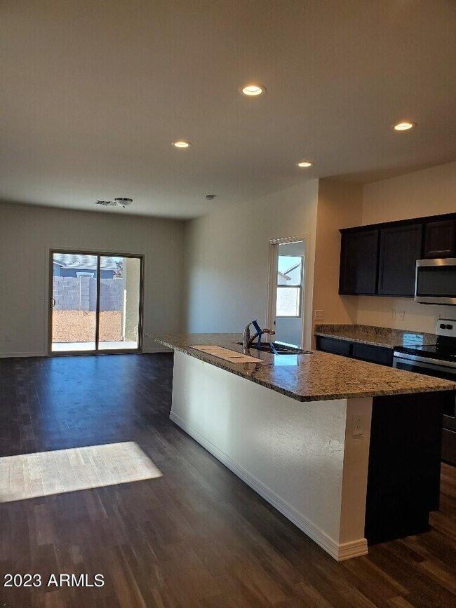 Foto del edificio - 37362 W Capri Ave