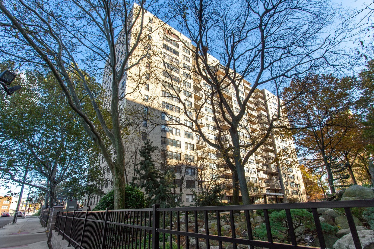Building - 201 St Pauls Ave