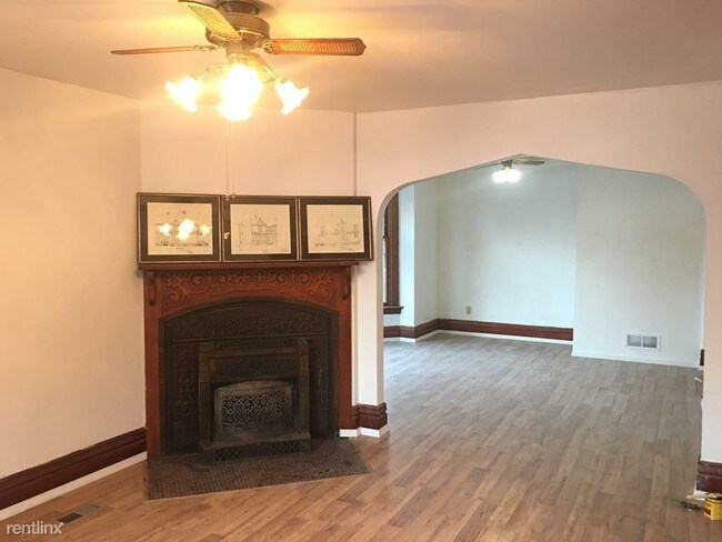 Building Photo - 862 5th St E