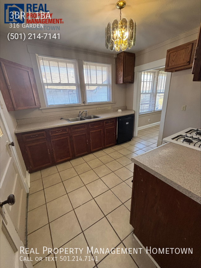 Building Photo - Charming 3-Bed, 1-Bath Home with Front Por...