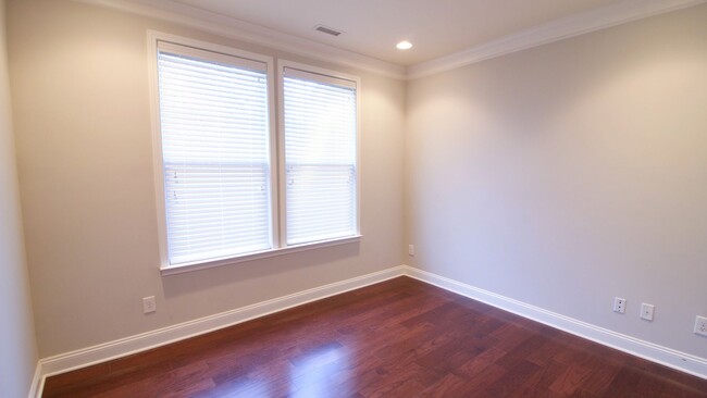 Building Photo - Breathtaking 2 Bd/2.5 Baths End-Unit Townh...