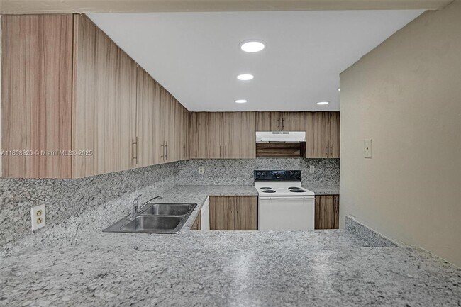 Foto del edificio - 7000 NW 186th St