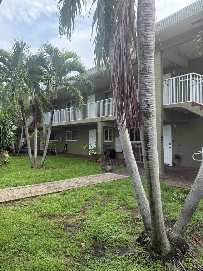 Foto del edificio - 835 NE 18th Ct