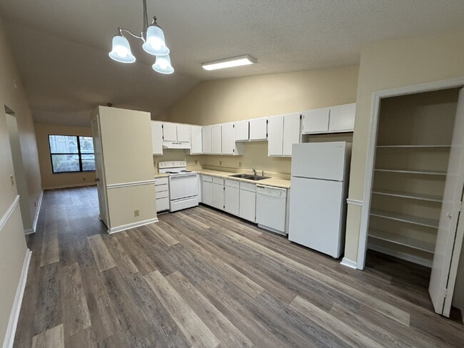 Building Photo - Condo For Rent