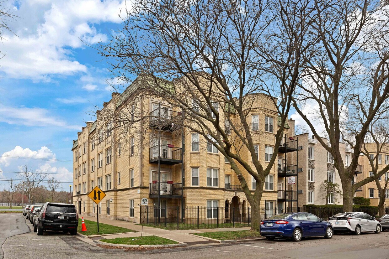 Building - 6509 N Oakley Ave