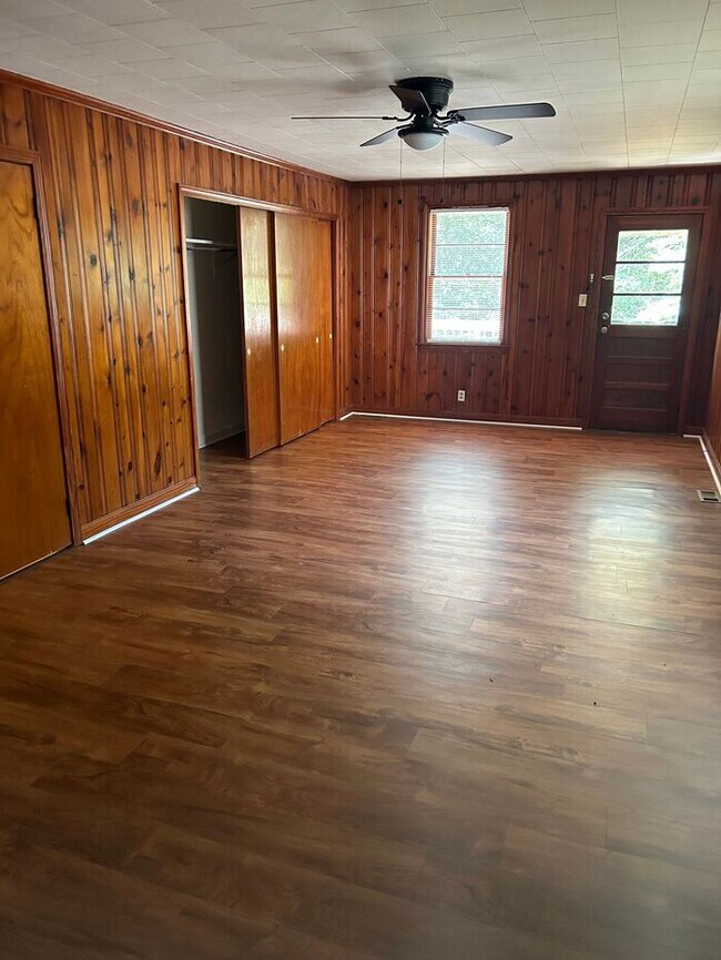 Foto del edificio - 142 White Oak Rd