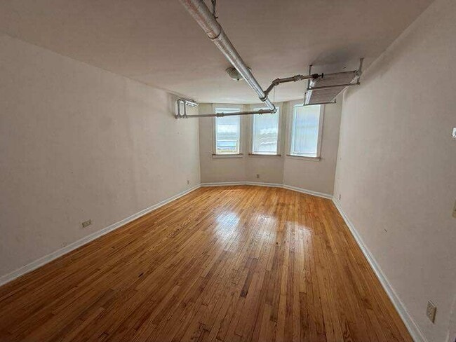 Foto del edificio - 7407 N Damen Ave