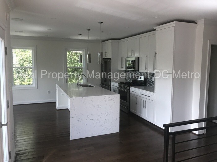 Primary Photo - 817 Varnum St NW