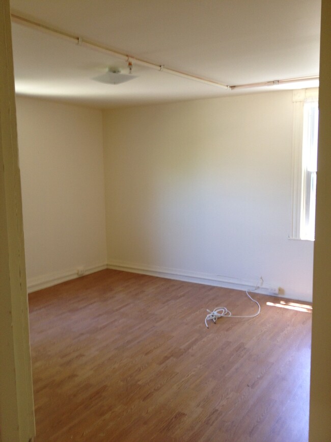 Building Photo - 5842 Bellona Ave