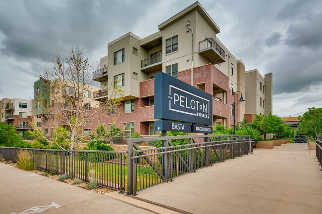 Foto del edificio - Stylish 1 BDR with Amazing Flatirons Views