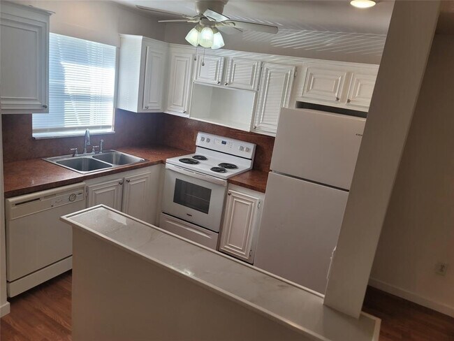 Building Photo - 805 W Oakland Park Blvd