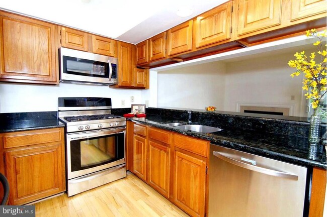 Foto del edificio - 6581 Cypress Point Rd