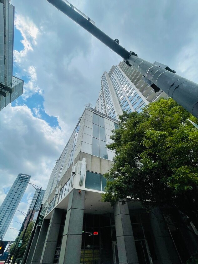 Foto principal - 200 W Grand Ave