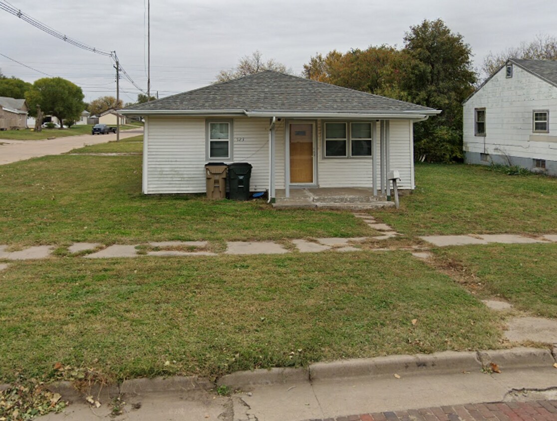 Foto principal - 3 Bedroom, 1 Bathroom House with Carport
