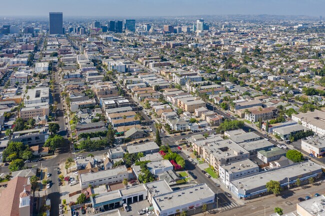 Aerial Photo - 215 N Mariposa Ave
