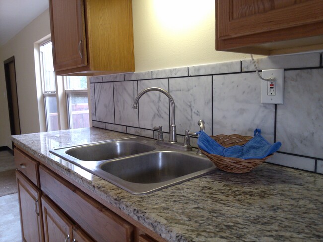 Granite counters, lots of windows - 876 NM-165