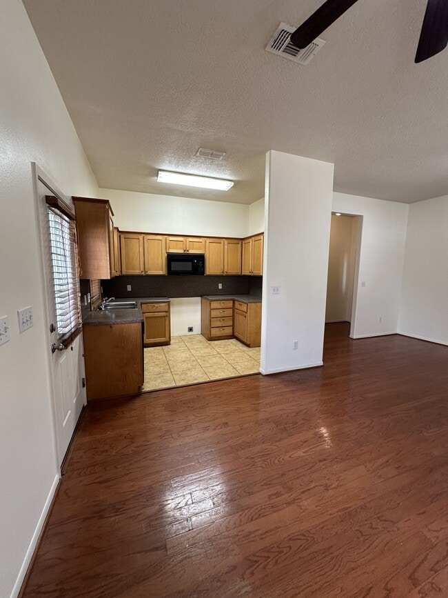 Foto del edificio - 1000 E Main St