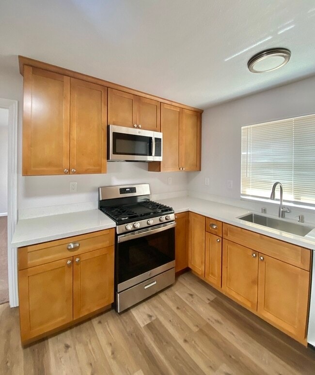 Building Photo - 2 Bedroom 2 Bathroom Duplex Unit with Gara...