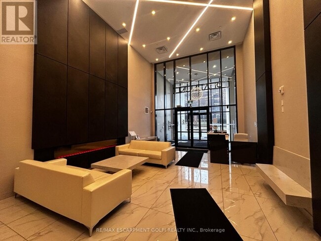 Building Photo - 15 Queen St S