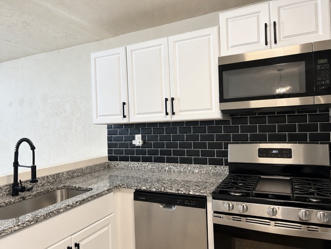 Building Photo - Fairview Heights Gem!