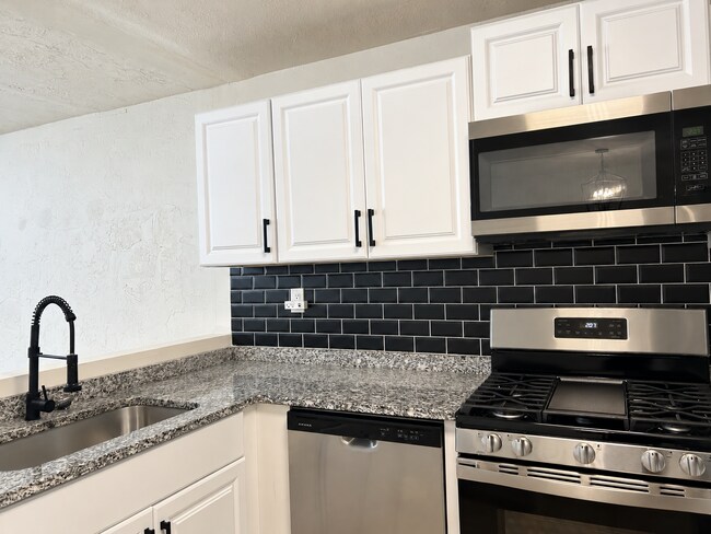 Foto del edificio - Fairview Heights Gem!