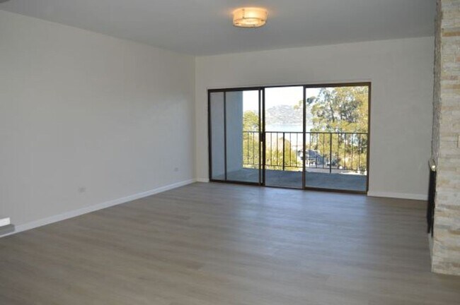 Building Photo - Nicely Updated Top Floor Unit with Bay View