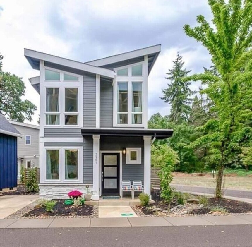 Primary Photo - 3961 Cousteau Dr SE