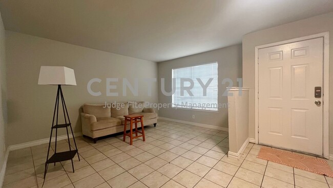 Foto del edificio - Charming 2-Story 2/1.5 Condo For Rent!