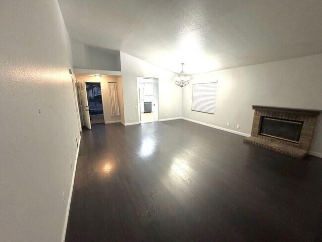 Foto del edificio - Great 3 bedroom 2 bath home with large yar...