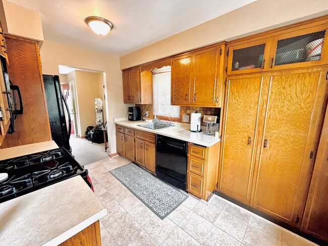 Building Photo - Great crystal home with huge fenced in bac...