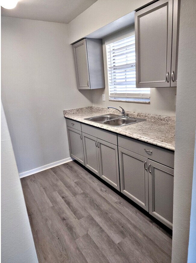 Foto del edificio - Drexel Court Apartments-RENT SPECIALS