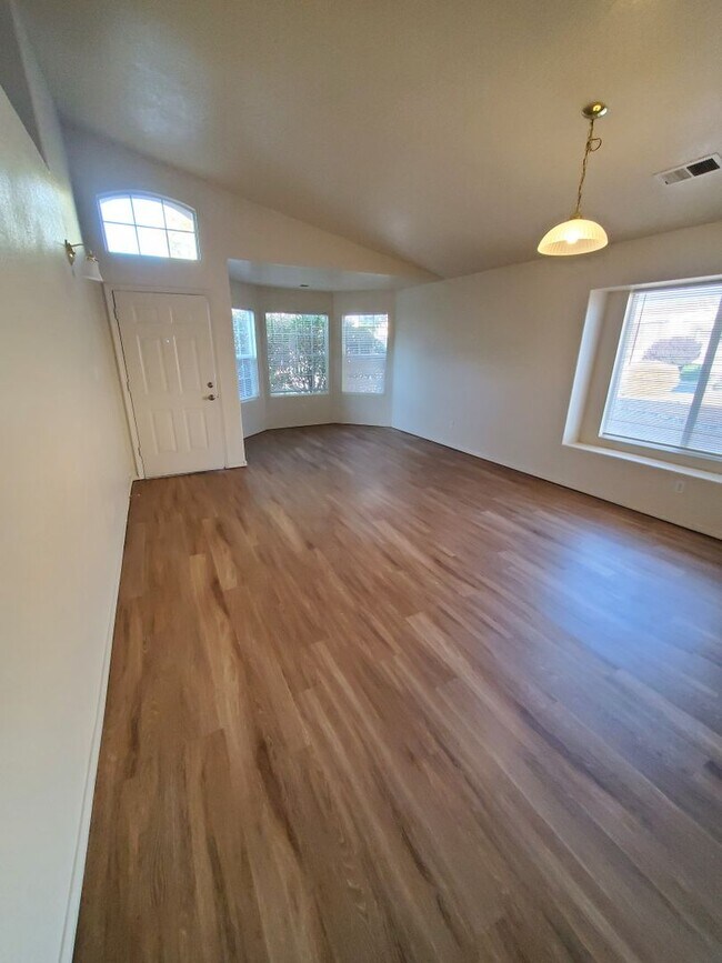 Foto del edificio - 4 bed, 2 bath in Huning Ranch.