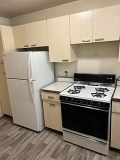 Foto del edificio - 10500 Montrose Ave
